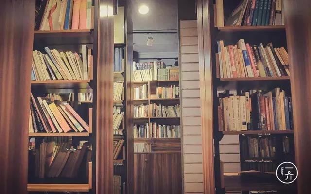 广州最穿越的书店，70平米容纳了三万册书，种类堪比中山图书馆