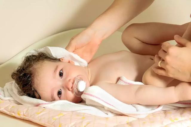 女宝宝私处分泌物应该如何清洗？